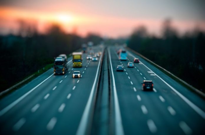 Rüyada sıkışık trafikte kalmak, rüyada uzun araç kuyruğu görmek, rüyada korna sesleri duymak, rüyada trafikten kurtulmak.