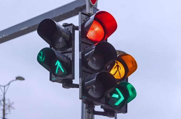 Rüyada trafik ışığı görmek, rüyada ışık değişimini izlemek, rüyada kırmızı ışıkta beklemek, rüyada yeşil ışıkla ilerlemek.