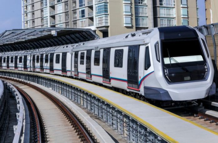 Rüyada tren istasyonu görmek, rüyada hızlı trenle gitmek, rüyada tren camından bakmak, rüyada tren yolculuğu yapmak.