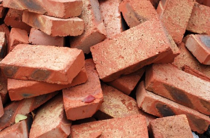 Rüyada birikmiş tuğla yığını görmek, rüyada tuğla ile duvar yapmak, rüyada tek tek tuğla dizmek, rüyada tuğla kırmak.