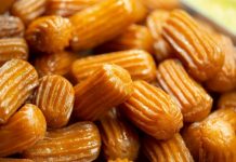Rüyada Tulumba Tatlısı Görmek Ne Anlama Gelir? Rüyada tulumba tatlısı yemek, rüyada tatlı tepsisinde tulumba görmek, rüyada sıcak tulumba almak, rüyada tatlıcıdan tulumba almak.