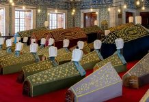 Rüyada Türbe Görmek Ne Anlama Gelir? Türbe ziyareti yapmak, türbenin önünde dua etmek, manevi atmosferde bulunmak vb. rüya tabirleri.