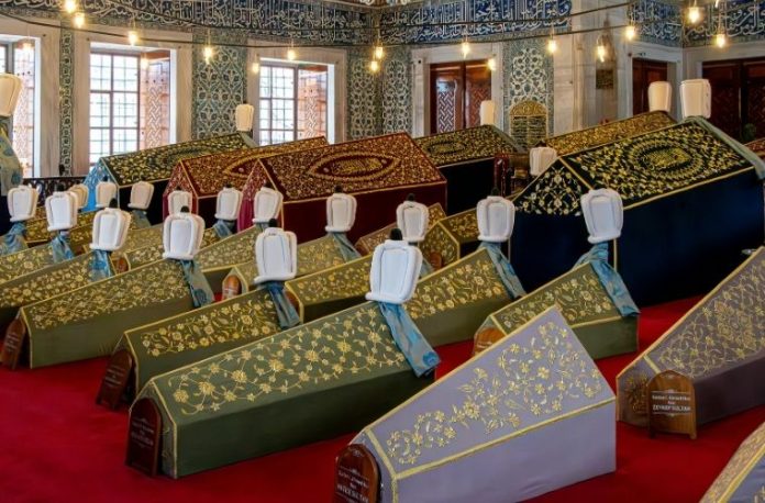 Türbe ziyareti yapmak, türbenin önünde dua etmek, manevi atmosferde bulunmak vb. rüya tabirleri.