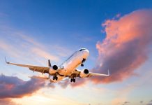 Rüyada Uçak Görmek Ne Anlama Gelir? Gökyüzünde uçan uçak görmek, uçağa binmek, uçak sesi duymak ya da pistte bekleyen uçak görmek vb. rüya tabirleri.