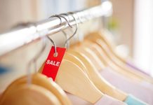 Rüyada Ucuzluk Görmek Ne Anlama Gelir? İndirimli ürünler görmek, alışverişte ucuzlukla karşılaşmak, fiyat etiketi incelemek vb. rüya tabirleri.