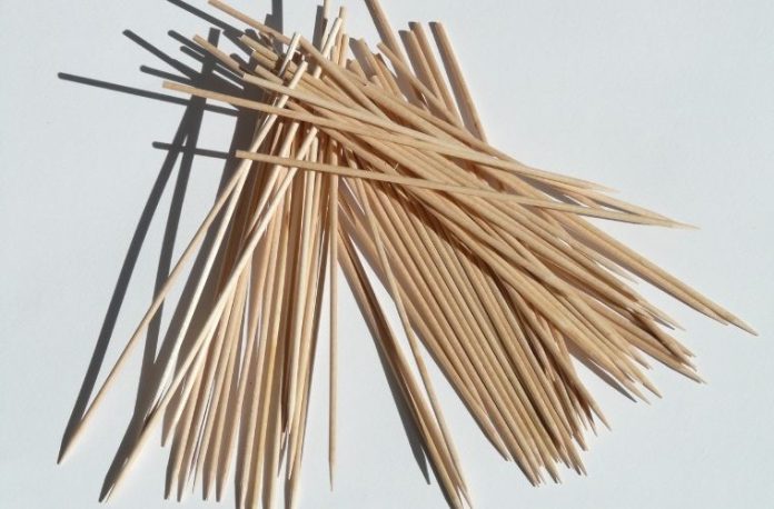 Rüyada mangalda şişte et pişirmek, rüyada eline şiş batması, rüyada birine şiş uzatmak, rüyada şiş ile ilgili farklı durumlar vb. rüya tabirleri.