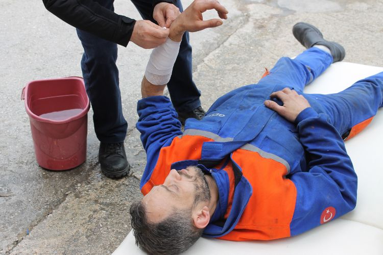 Güneş çarpması geçiren kişiye nasıl ilk yardım yapılacağını gösteren bilgilendirici içerik