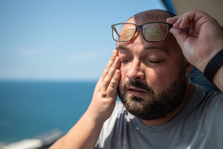 Güneş çarpmasının vücut üzerindeki olumsuz etkilerini gösteren şema