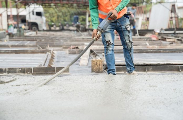 Beton dökümü sırasında vibratör görmek, titreşimle sıkılaştırma işlemi izlemek, yapı sağlamlaştırma sürecine tanıklık etmek vb. rüya tabirleri.