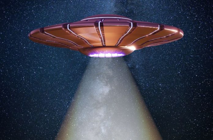Gökyüzünde uçan daire görmek, ufoya bakmak, ufonun ışık saçtığını görmek, uzaylı aracı izlemek vb. rüya tabirleri.