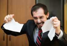 Rüyada Üstünü Başını Yırtmak Ne Anlama Gelir? Kıyafetlerini yırtmak, öfkeyle üstünü parçalamak, yırtılmış elbiseler içinde kalmak vb. rüya tabirleri.