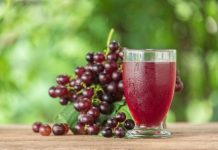 Rüyada Üzüm Suyu Görmek Ne Anlama Gelir? Sıkılmış üzüm suyu görmek, üzüm suyu içmek, bardakta ya da kaptaki üzüm suyunu tatmak vb. rüya tabirleri.