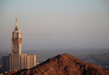 Rüyada Vahiy Görmek Ne Anlama Gelir? Rüyada gökten gelen ilahi mesajı duymak, manevi bir vahye tanıklık etmek, kutsal bir söz işitmek vb. rüya tabirleri.