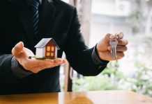 Rüyada Vakfetmek Görmek Ne Anlama Gelir? Malını veya zamanını vakfetmek, hayır işine adanmak, bir amaç uğruna bağışta bulunmak vb. rüya tabirleri.