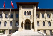 Rüyada Vali Görmek Ne Anlama Gelir? Valiyle görüşmek, onunla tokalaşmak, resmi bir toplantıya katılmak ya da emir almak vb. rüya tabirleri.