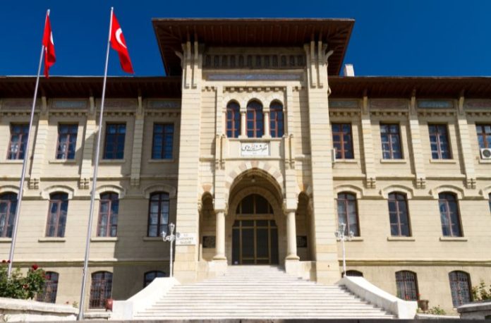 Valiyle görüşmek, onunla tokalaşmak, resmi bir toplantıya katılmak ya da emir almak vb. rüya tabirleri.