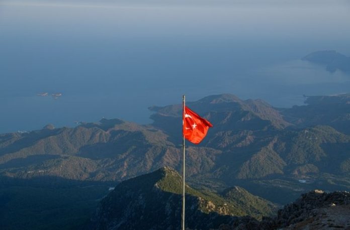 Memleket toprağını görmek, bayrağı dalgalanırken izlemek, vatan sevgisiyle dolmak vb. rüya tabirleri.