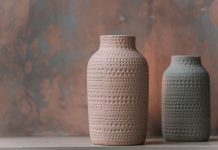 Rüyada Vazo Görmek Ne Anlama Gelir? Çiçekle dolu vazo görmek, boş vazo fark etmek, vazonun yere düşüp kırılması vb. rüya tabirleri.