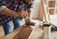 Rüyada Vernik Görmek Ne Anlama Gelir? Ahşaba vernik sürmek, parlak yüzey elde etmek, vernik kokusu almak ya da vernik kutusu görmek vb. rüya tabirleri.