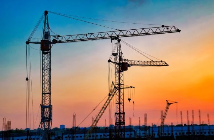 İnşaat alanında vinç görmek, vinçle yüksek bir yere taşınmak, vinçle ağır yük kaldırıldığını izlemek vb. rüya tabirleri.