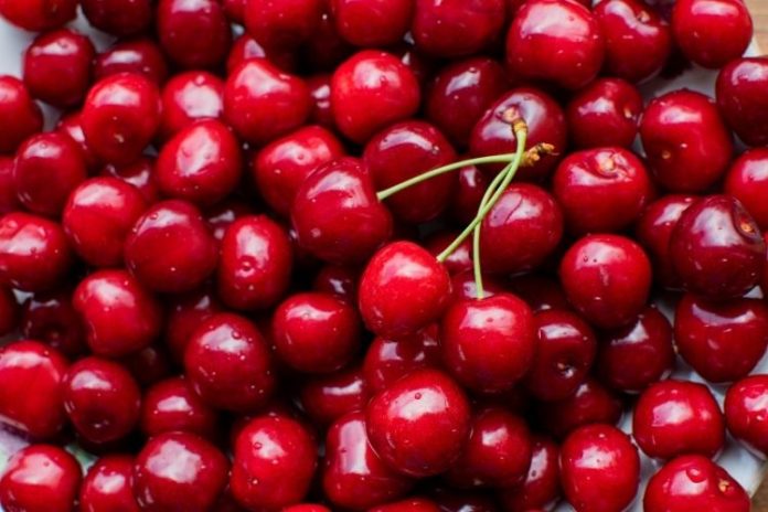 Vişne ağacından meyve toplamak, kırmızı vişneleri avuçta tutmak, ekşi tat almak vb. rüya tabirleri.