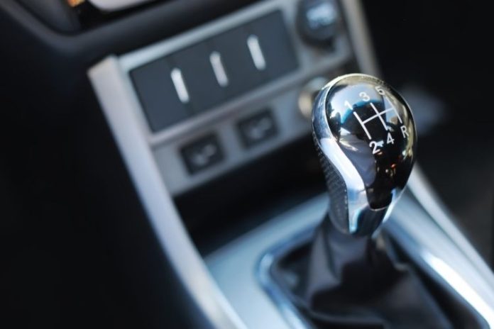 Araç vitesi görmek, vites değiştirmek, sürüş sırasında kontrolü sağlamak ya da aracı yönetmek vb. rüya tabirleri.