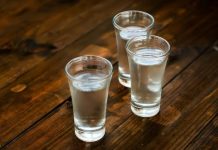 Rüyada Votka Görmek Ne Anlama Gelir? Votka şişesi görmek, votka içmek, bardakta votka tutmak, içki masasında bulunmak vb. rüya tabirleri.