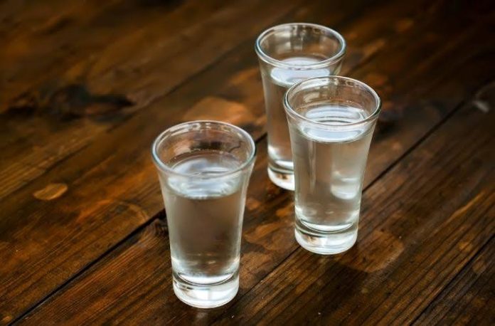 Votka şişesi görmek, votka içmek, bardakta votka tutmak, içki masasında bulunmak vb. rüya tabirleri.
