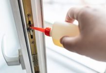 Rüyada Yağlamak Görmek Ne Anlama Gelir? Kapı, makine veya araç parçasını yağlamak, sürtünmeyi azaltmak için yağ kullanmak vb. rüya tabirleri.