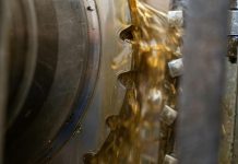 Rüyada Yağlayıcı Görmek Ne Anlama Gelir? Makine ya da kapı için yağlayıcı kullanmak, yağlayıcı sprey sıkmak, parçaların çalışmasını kolaylaştırmak vb. rüya tabirleri.