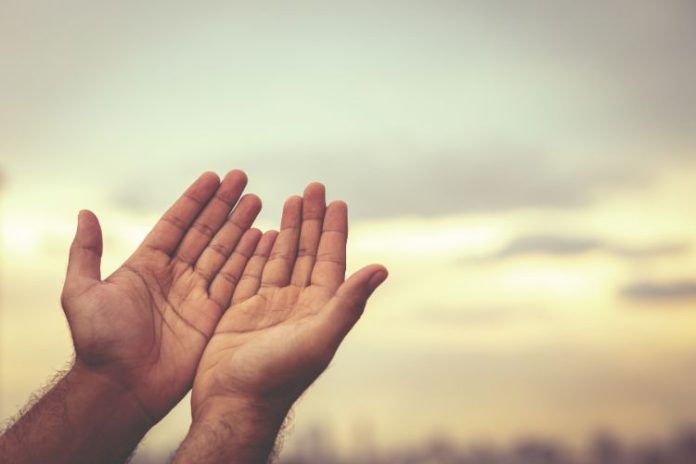 Yağmur duası eden kalabalığı görmek, yağmur yağması için dua etmek, topluca Allah’a yalvarmak vb. rüya tabirleri.