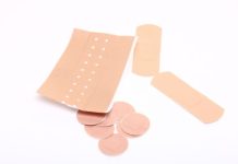 Rüyada Yakı Görmek Ne Anlama Gelir? Vücuda yakı yapıştırmak, ağrı için yakı kullanmak, yakının etkisini hissetmek ya da yakı kokusunu almak vb. rüya tabirleri.