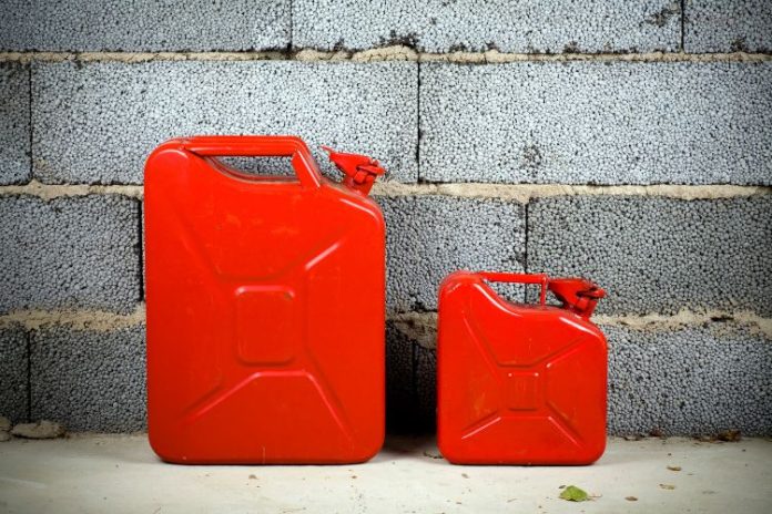 Yakıt deposu görmek, depoya yakıt doldurmak, akaryakıt tankını izlemek ya da yakıt kontrolü yapmak vb. rüya tabirleri.