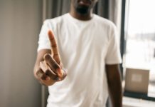 Rüyada Yalanlamak Görmek Ne Anlama Gelir? Birinin ifadesini yalanlamak, doğruyu kanıtlama çabası göstermek, kendini savunmak vb. rüya tabirleri.