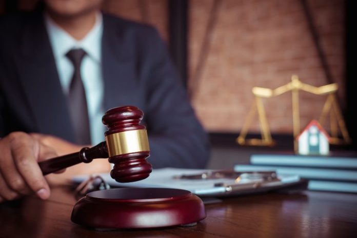 Rüyada yargıç görmek, rüyada resmi kıyafetli yargıç görmek, rüyada yargıcın ceza vermesi, rüyada bir yargıçla tartışmak vb. rüya tabirleri.