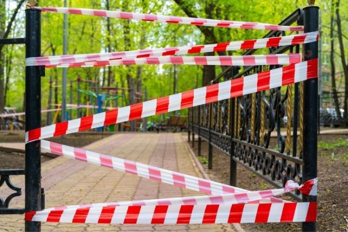 Rüyada başkasına yasaklar getirmek, rüyada özgürlükleri kısıtlamak, rüyada yasak kararları almak vb. rüya tabirleri.