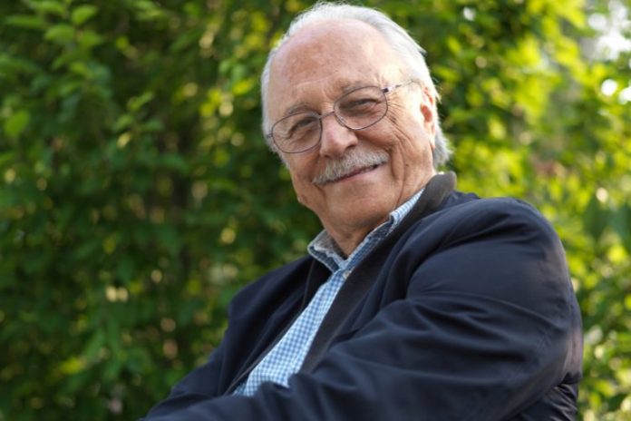 Rüyada yaşlı biriyle konuşmak, rüyada yaşlı birinin elini öpmek, rüyada yaşlı insanlara yardım etmek vb. rüya tabirleri.
