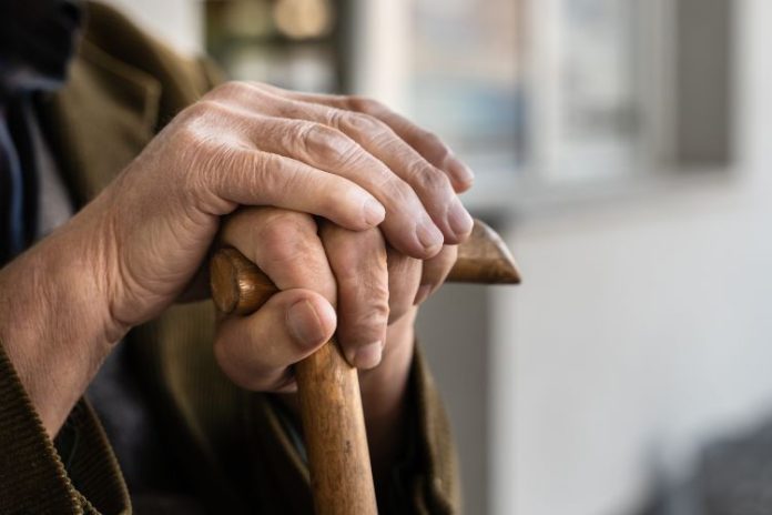 Rüyada aniden yaşlanmak, rüyada yaşlı bir akrabayı görmek, rüyada yaşlılıkla mücadele etmek vb. rüya tabirleri.