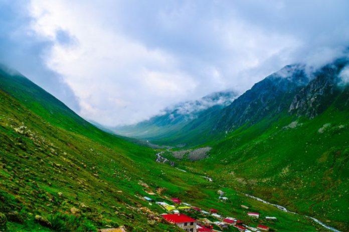 Rüyada çiçekli yayla görmek, rüyada yaylada ev görmek, rüyada yaylada kamp yapmak vb. rüya tabirleri.