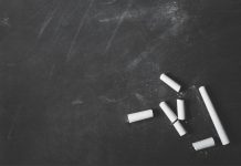 Rüyada Yazı Tahtası Görmek Ne Anlama Gelir? Rüyada silinmiş yazı tahtası görmek, rüyada tahtada yazı okumak, rüyada yeşil yazı tahtası görmek vb. rüya tabirleri.