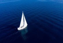 Rüyada Yelken Görmek Ne Anlama Gelir? Rüyada yelkenliyle seyahat etmek, rüyada yelken tamir etmek, rüyada rüzgarla dolan yelken görmek vb. rüya tabirleri.