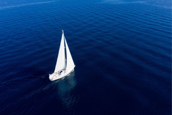 Rüyada yelkenliyle seyahat etmek, rüyada yelken tamir etmek, rüyada rüzgarla dolan yelken görmek vb. rüya tabirleri.