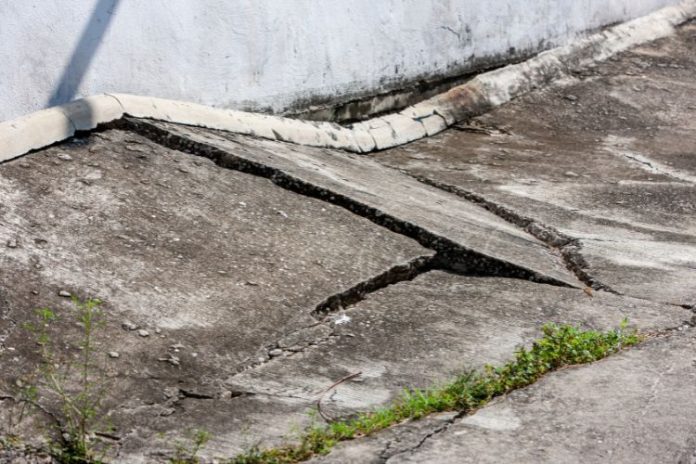 Rüyada yumuşak zemine batmak, rüyada bir çukurda kaybolmak, rüyada batarken yardım istemek vb. rüya tabirleri.