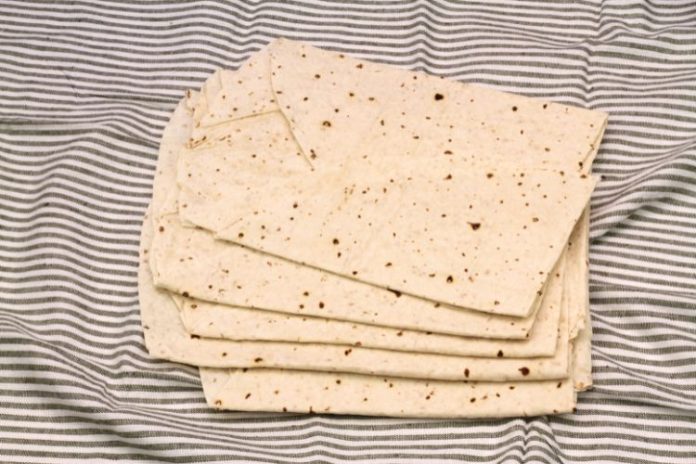 Rüyada yufka kesmek, rüyada yufkayı kurutmak, rüyada yufkayla yemek hazırlamak vb. rüya tabirleri.