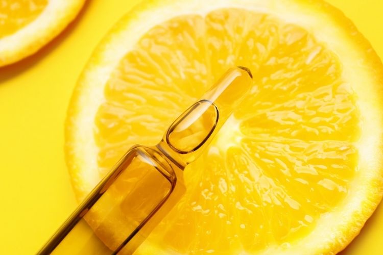 Cildi serbest radikallerden koruyan antioksidan içerikli ürünlerin faydaları.
