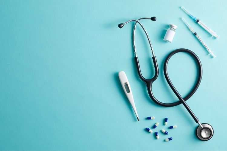 Aşırı terleme sorununa karşı medikal ve doğal tedavi yöntemlerini anlatan grafik