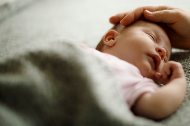 Bebeklerde güneş çarpması belirtileri ve korunma yolları görsel anlatımı

