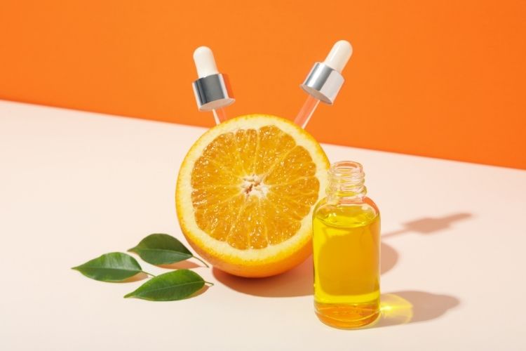 Leke karşıtı bakımda öne çıkan güçlü içerik: C vitamini serumları hakkında bilgi.