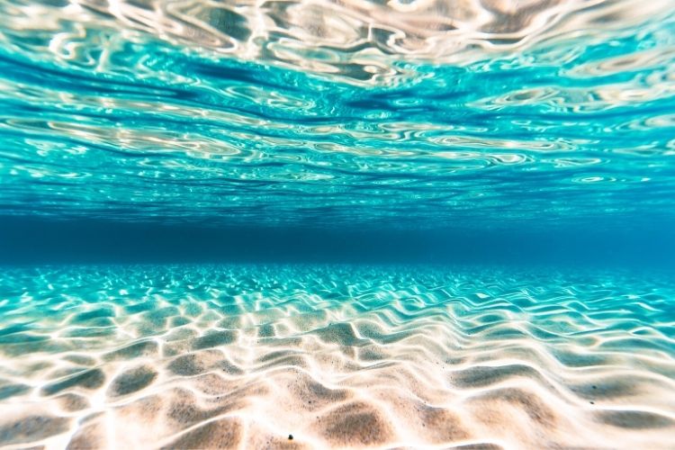 Tuzlu deniz suyu ve klorlu havuz suyunun saç üzerindeki etkileri ve korunma yöntemleri.
