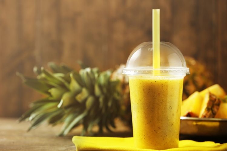 Rengarenk meyvelerle hazırlanan vitamin deposu smoothie kupaları.